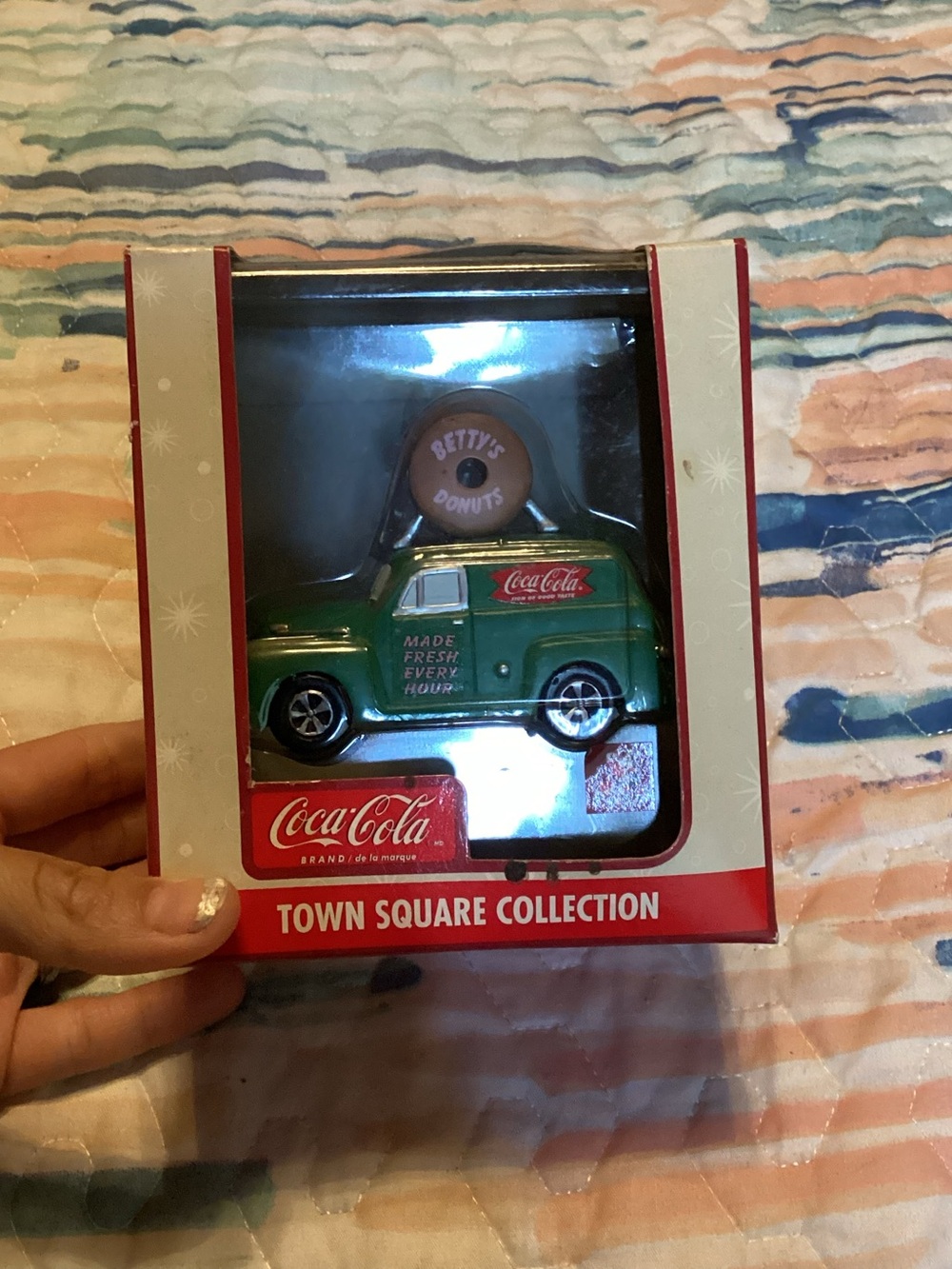 2003 BETTY'S DONUTS GREEN CAR Coca Cola Town Square Collection Coke Figure MIB